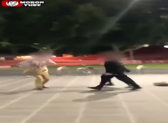 Video :In Melbourne, teenagers assault a McDonald's delivery boy